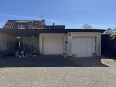 Siedlungshaus mit Anbau, 2 Garagen und 1 Carport - Garagen + Carport (80518)