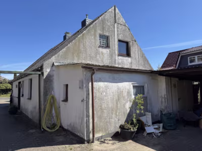 Siedlungshaus mit Anbau, 2 Garagen und 1 Carport - Gartenansicht (80517)