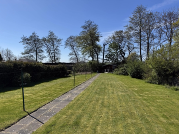 Siedlungshaus mit Anbau, 2 Garagen und 1 Carport - Blick in den Garten (61893)