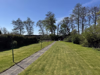 Siedlungshaus mit Anbau, 2 Garagen und 1 Carport - Blick in den Garten (80519)