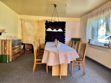 Siedlungshaus mit Anbau, 2 Garagen und 1 Carport - Wohnen (61901)