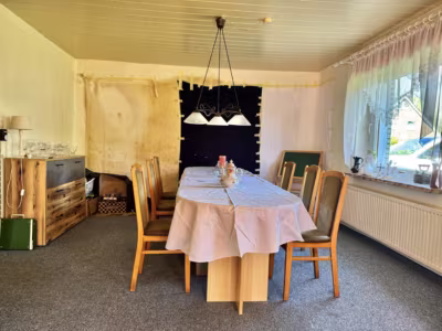 Siedlungshaus mit Anbau, 2 Garagen und 1 Carport - Wohnen (80527)