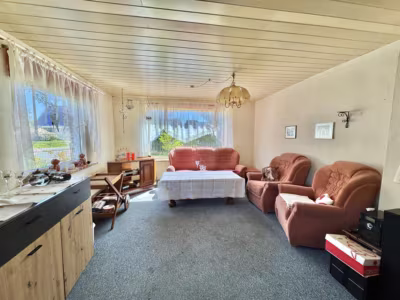 Siedlungshaus mit Anbau, 2 Garagen und 1 Carport - Wohnen (80525)