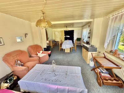 Siedlungshaus mit Anbau, 2 Garagen und 1 Carport - Wohnen (80526)