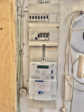 Siedlungshaus mit Anbau, 2 Garagen und 1 Carport - Elektrik (61909)