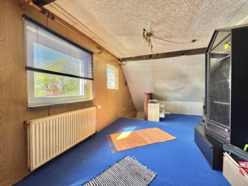 Siedlungshaus mit Anbau, 2 Garagen und 1 Carport - Dachgeschoss Raum (61912)