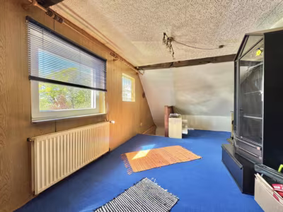 Siedlungshaus mit Anbau, 2 Garagen und 1 Carport - Dachgeschoss Raum (80538)