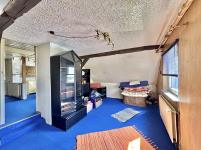 Siedlungshaus mit Anbau, 2 Garagen und 1 Carport - Dachgeschoss Raum (80537)