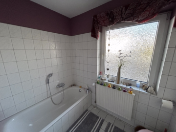 Doppelhaushälfte mit kleinem Garten – Bexhövede - Badezimmer EG (45823)