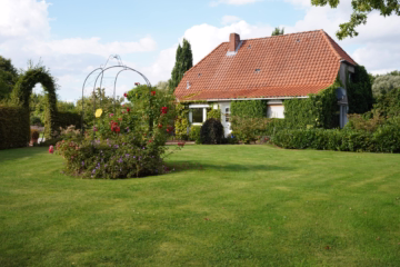 Aufgepasst – Imposantes Anwesen! - Rückansicht Wohnhaus (36733)