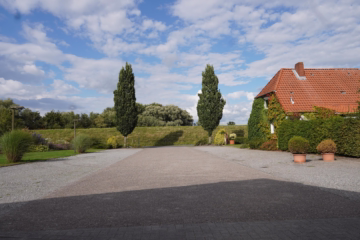 Aufgepasst – Imposantes Anwesen! - Ausfahrt / Stellplätze (36731)