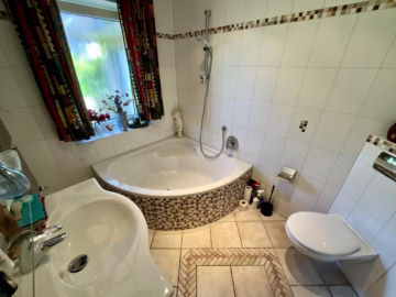 Wohnen in ruhiger Lage mit viel Platz und Komfort - Bad EG (70305)
