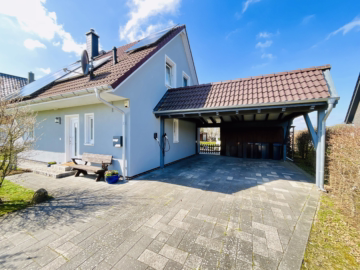 Familienhaus mit Garten, PV-Anlage und Carport - Auffahrt mit Carport (44981)