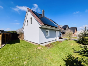Familienhaus mit Garten, PV-Anlage und Carport - Seitenansicht (44979)
