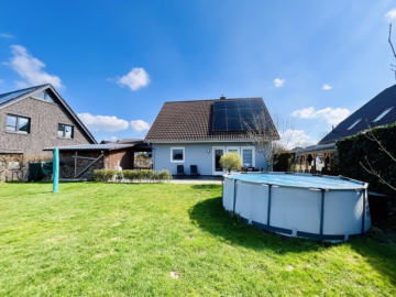 Familienhaus mit Garten, PV-Anlage und Carport - Gartenansicht (44989)
