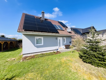 Familienhaus mit Garten, PV-Anlage und Carport - Solaranlage vordere Dachfläche (44991)