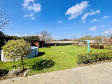 Familienhaus mit Garten, PV-Anlage und Carport - Blick in den Garten (44984)