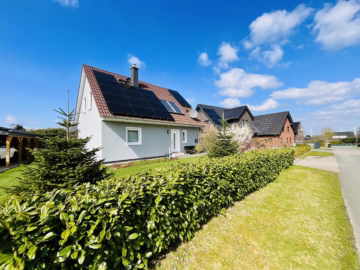 Familienhaus mit Garten, PV-Anlage und Carport - Straßenansicht (44978)