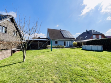 Familienhaus mit Garten, PV-Anlage und Carport - Gartenansicht (44988)