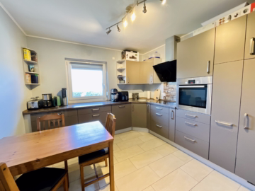 Familienhaus mit Garten, PV-Anlage und Carport - Küche inkl. Einbauküche (44995)