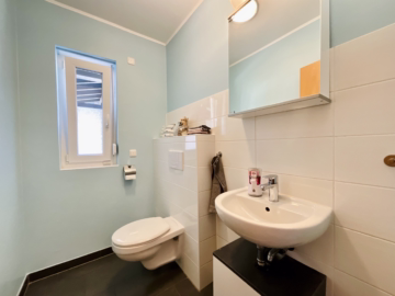 Familienhaus mit Garten, PV-Anlage und Carport - Gäste-WC (44999)