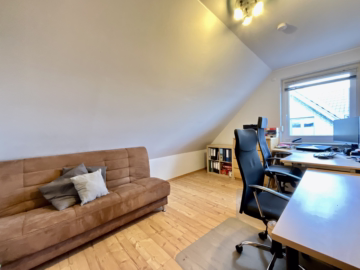 Familienhaus mit Garten, PV-Anlage und Carport - DG Zimmer 3 (45002)