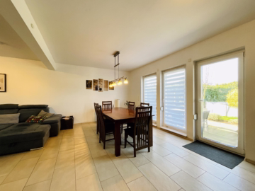 Familienhaus mit Garten, PV-Anlage und Carport - Essbereich (44996)