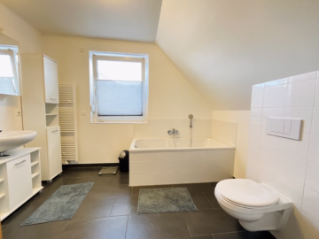 Familienhaus mit Garten, PV-Anlage und Carport - Familienvollbad (45003)