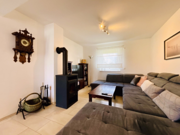 Familienhaus mit Garten, PV-Anlage und Carport - Kaminofen im Wohnbereich (44998)