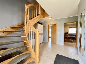 Familienhaus mit Garten, PV-Anlage und Carport - EG Flur (44993)