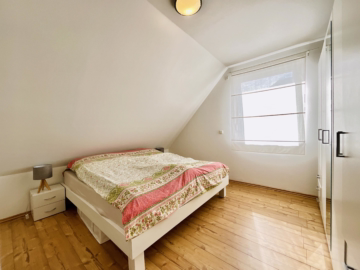 Familienhaus mit Garten, PV-Anlage und Carport - DG Zimmer 1 (45000)