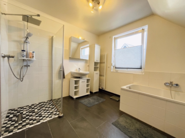 Familienhaus mit Garten, PV-Anlage und Carport - Familienvollbad (45004)