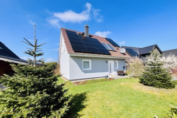 Familienhaus mit Garten, PV-Anlage und Carport - Außenansicht (44977)