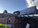 Rückansicht Terrasse & PV Anlage - EFH mit Energieklasse B, PV-Anlage und Erdwärme