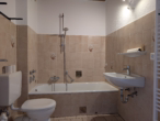 Badezimmer - 3-Zimmer-Wohnung mit Balkon in zentraler Lage