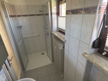 Ein ganz besonderes 3-Familienhaus - Duschbad Whg. -Nr. 2 im OG (57725)