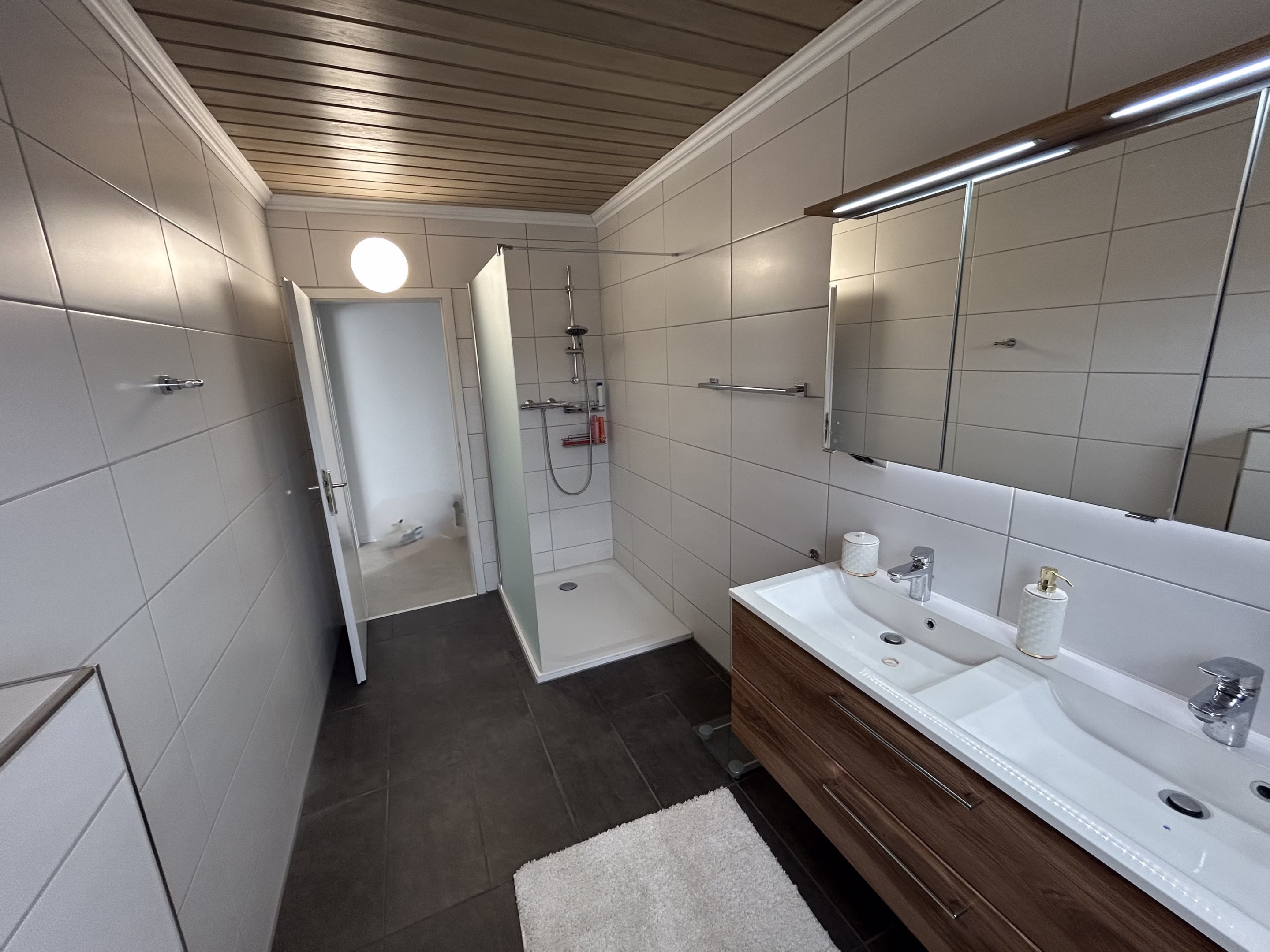 mit KI verändert - Duschbad OG Wohnung 3