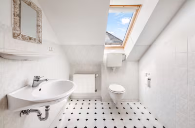 Attraktiver Bungalow mit viel Wohnkomfort - Badezimmer DG (84985)