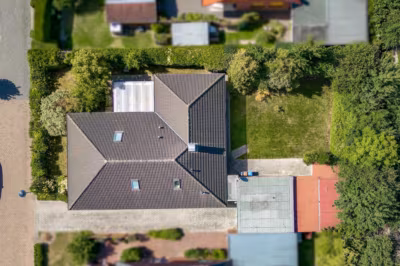 Attraktiver Bungalow mit viel Wohnkomfort - Luftaufnahme (84961)