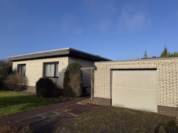 Bungalow mit Garage in ruhiger und begehrter Lage - Straßenansicht mit Garage (51706)