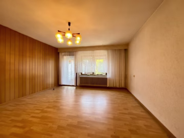 Stadtnah: Einfamilienhaus mit Garage - Wohnzimmer (77172)