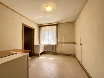 Stadtnah: EFH mit neuer Dacheindeckung und Garage - Zimmer 3 (85051)