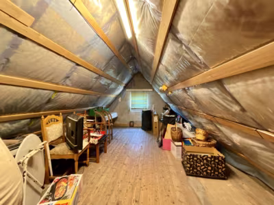Stadtnah: EFH mit neuer Dacheindeckung und Garage - Dachboden (85059)