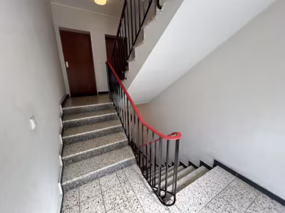 Großzügige 3-Zimmer-Wohnung - Treppenhaus (80030)