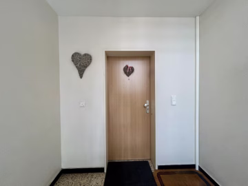Großzügige 3-Zimmer-Wohnung - Wohnungseingang (70532)