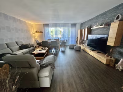 Großzügige 3-Zimmer-Wohnung - Wohnzimmer (80037)