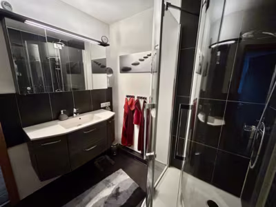 Großzügige 3-Zimmer-Wohnung - Badezimmer (80039)