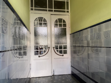 Altbau, wie man ihn sich vorstellt – Brhv. Mitte - Eingangsbereich (43819)