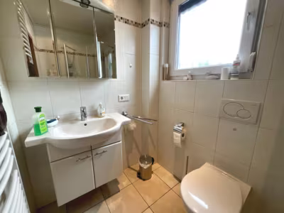Charmantes Wohnhaus mit großem Grundstück - Bad EG II (80117)