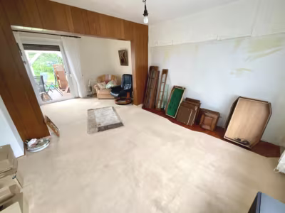 Charmantes Wohnhaus mit großem Grundstück - Wohnzimmer (80114)